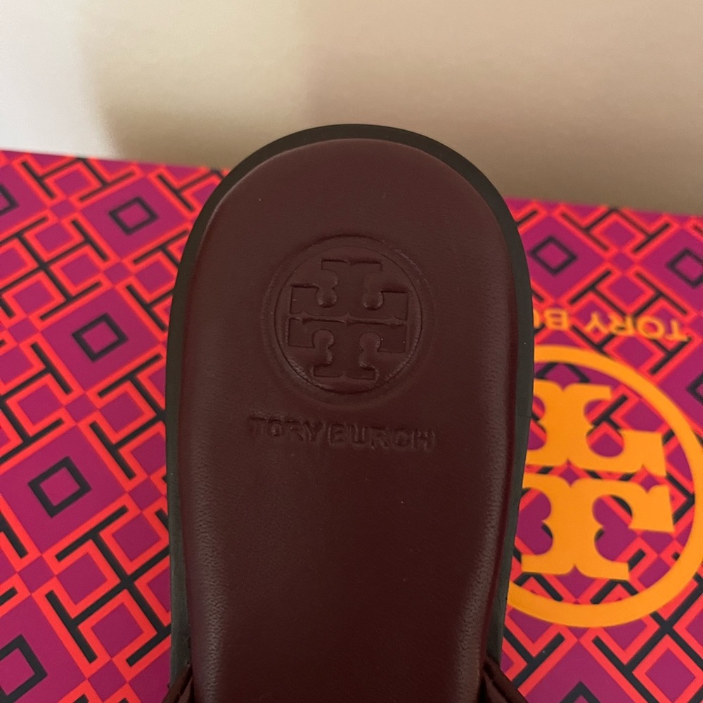 NIB Tory Burch Benton Thong Sandals Size 8 New Claret - Picture 8 of 10